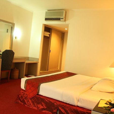 Hotel Royal Palace Бандунг Екстериор снимка
