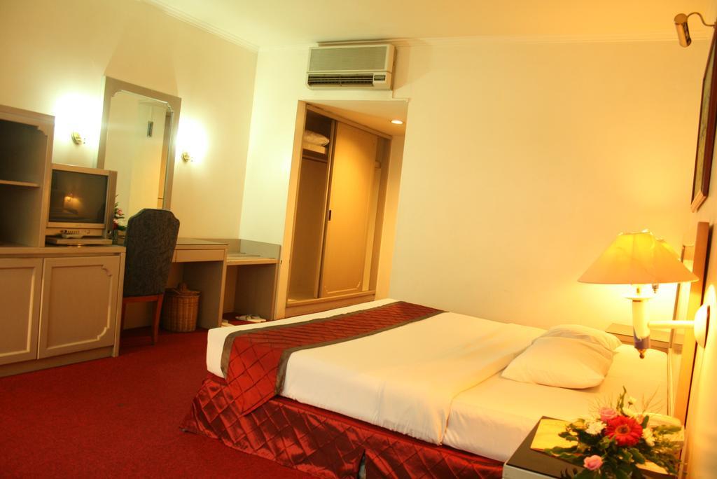 Hotel Royal Palace Бандунг Екстериор снимка