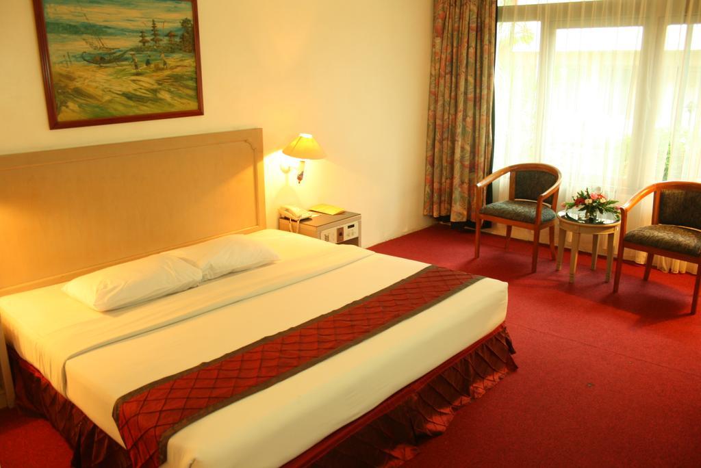 Hotel Royal Palace Бандунг Екстериор снимка