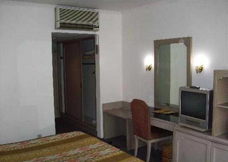 Hotel Royal Palace Бандунг Екстериор снимка